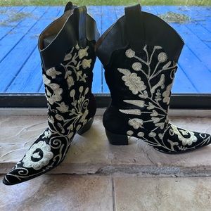 Soft Surroundings Style Cowgirl Boots Black 
with Hand-Embroidery Very Artsy